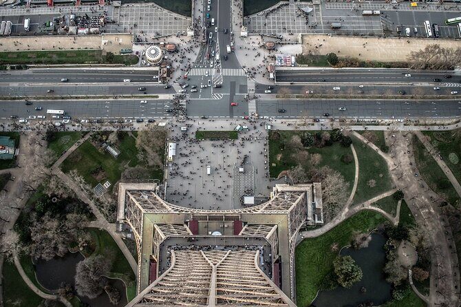 Eiffel Tower Guided Access up to the 2nd Floor or Summit by Lift - What the 2-hour visit actually feels like on site