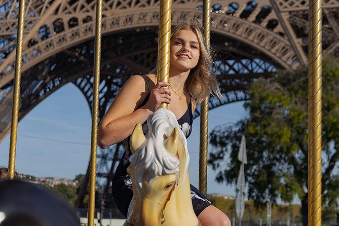 Eiffel Tower Walking Photo Tour with Pro photographer - for solo travellers - A Solo-First Photoshoot Built Around the Eiffel Tower