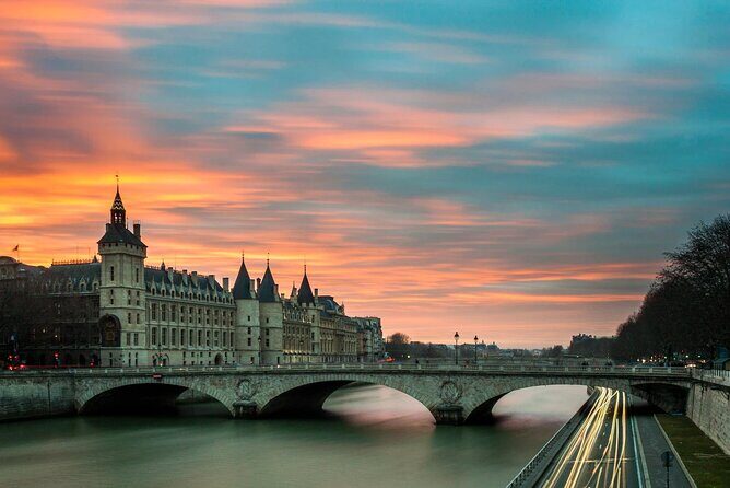 Paris 10-Hour Guided Louvre, Eiffel Tower & Seine River Cruise - Le Marais in 20 minutes: cobblestones, shops, and a walkable feel