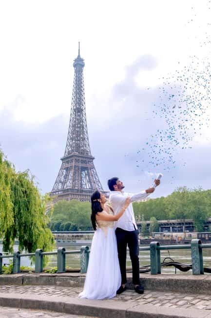 Photo session for couples with flowers around Eiffel tower - Meeting at Place du Trocadéro: Where the Shoot Starts